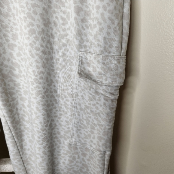 Old Navy Active joggers womens Medium Animal print side pocket fold over - Picture 2 of 4